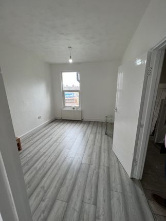 Thumbnail Flat to rent in Clarence Road, Grays