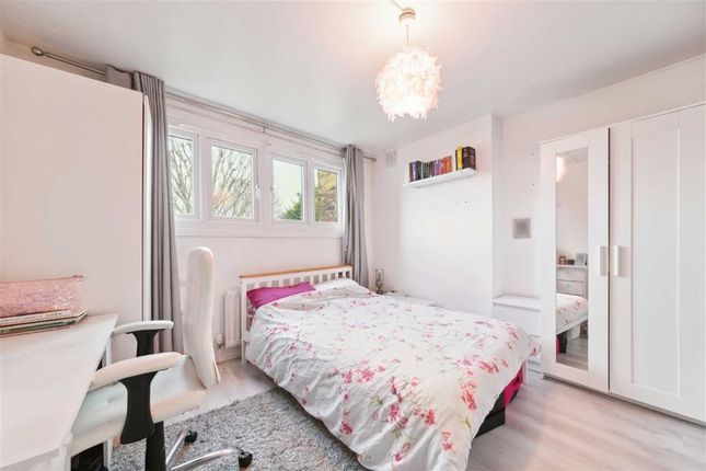 Flat for sale in Handen Road, London