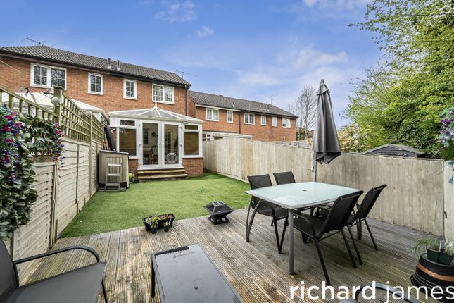 27, Chives Way, Swindon photo 4
