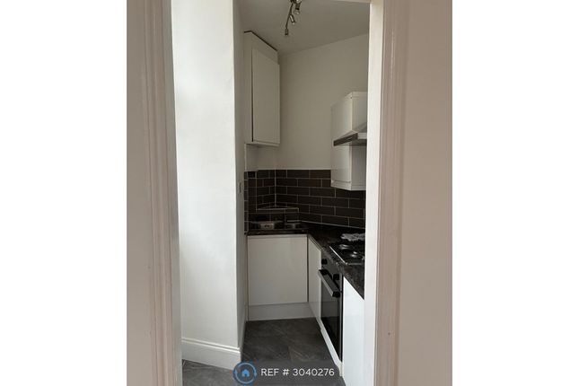 Flat, Blythe Road, Hammersmith photo 2