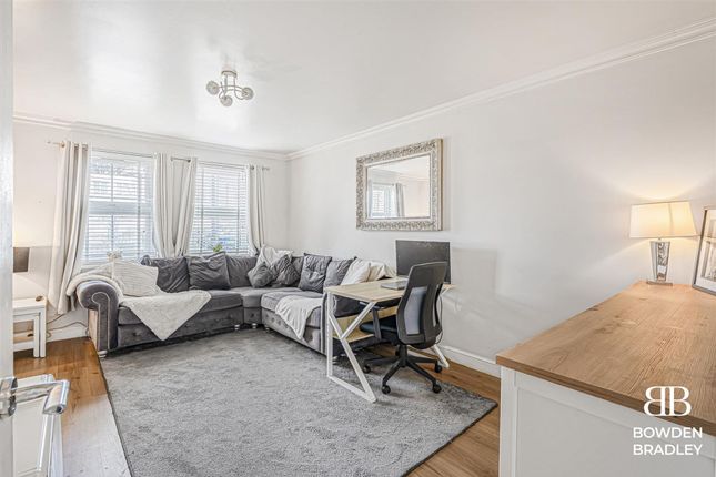 Flat 1, Hazel Court, Chigwell photo 4