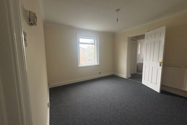 Flat 2,, 148 Albert Street, Hampshire photo 3