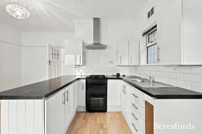 48, Meadow Way, Upminster photo 2
