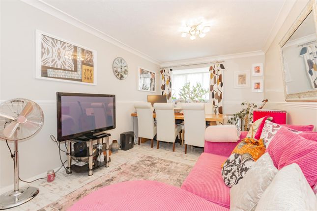 Flat for sale in Frobisher Road, Erith