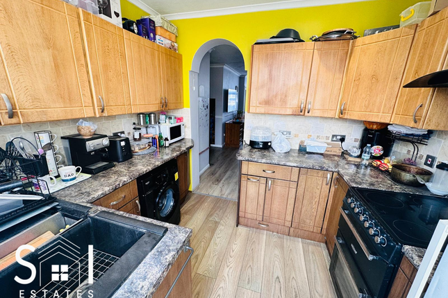 7, Camrose Avenue, Feltham photo 4