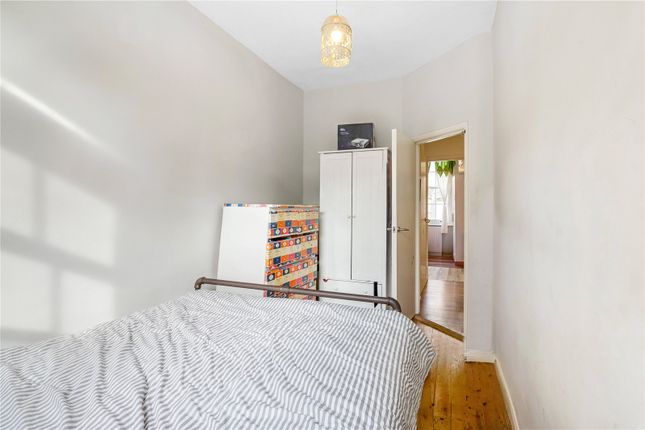 Flat for sale in Gibson Garden, London