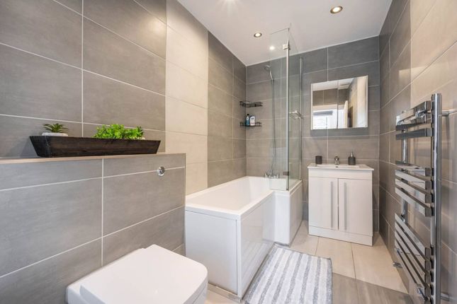 Flat for sale in Essex Road, Islington, London