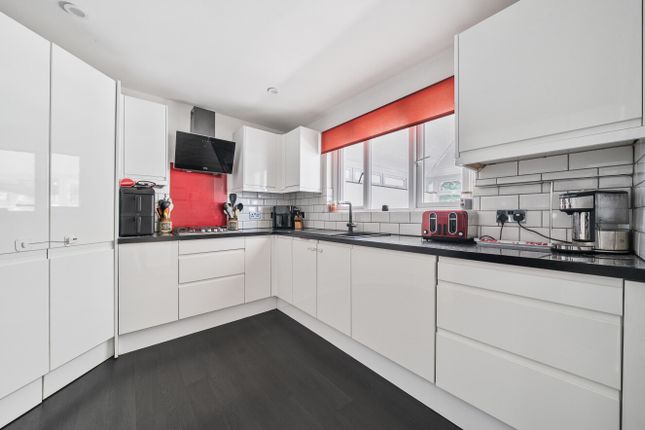 2, Medstead Road, Havant photo 3