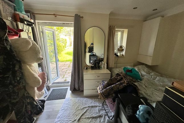 23 Maple Avenue, Harrow photo 4