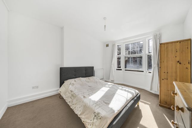 11, Derrick Gardens, London photo 3