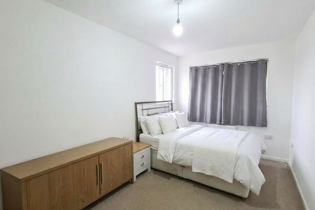 Carmichael Close, Ruislip photo 4