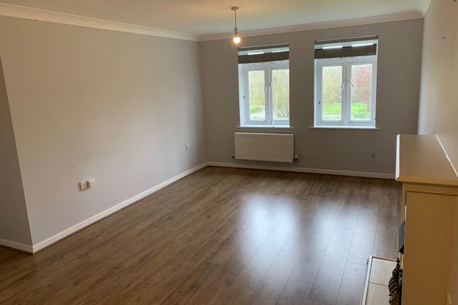 Flat to rent in Talfourd Way, Redhill