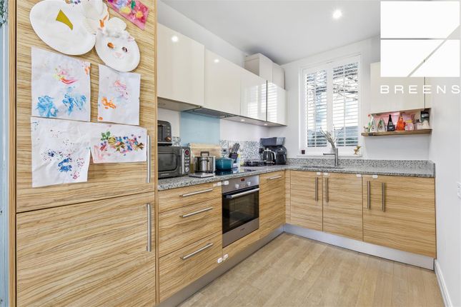 32, Jacks Farm Way, London photo 4