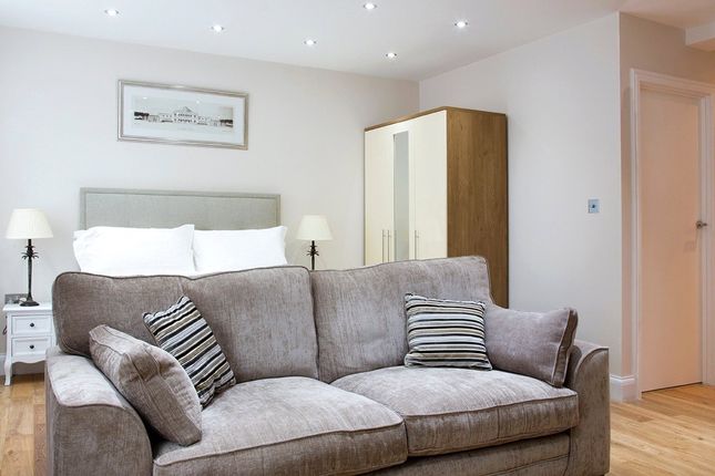 19 Wellesley Court,, Maida Vale, London photo 4