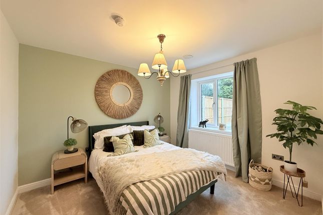 4, Roe Cross Gardens, Mottram photo 4