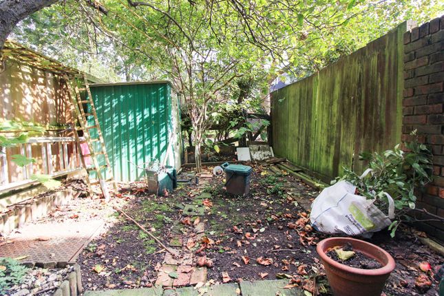77, Erskine Crescent., London photo 4