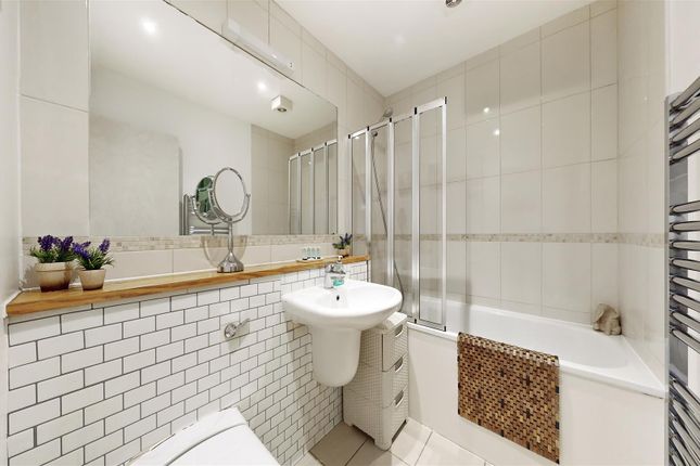 Flat for sale in Curtain Road, Shoreditch
