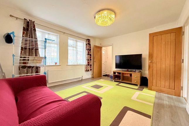 38, Corporation Avenue, Hounslow photo 3