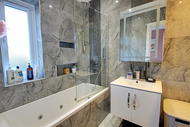 83, Clarke Way, Watford photo 3