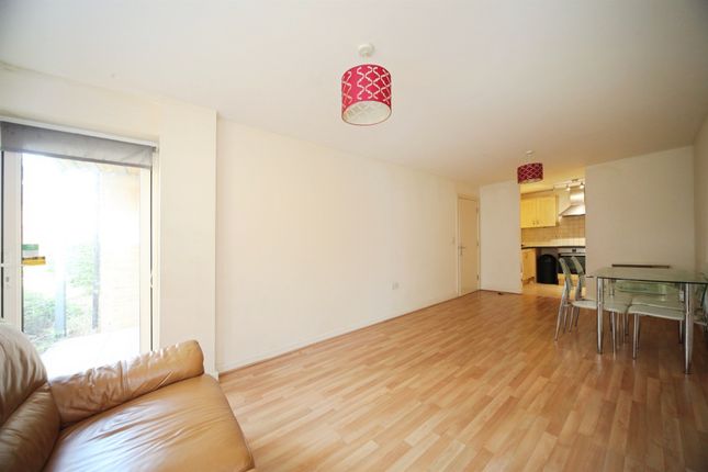30, The Parklands, Dunstable photo 3