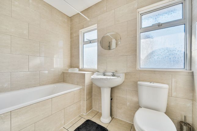 102A, Tamar Way, Slough photo 3