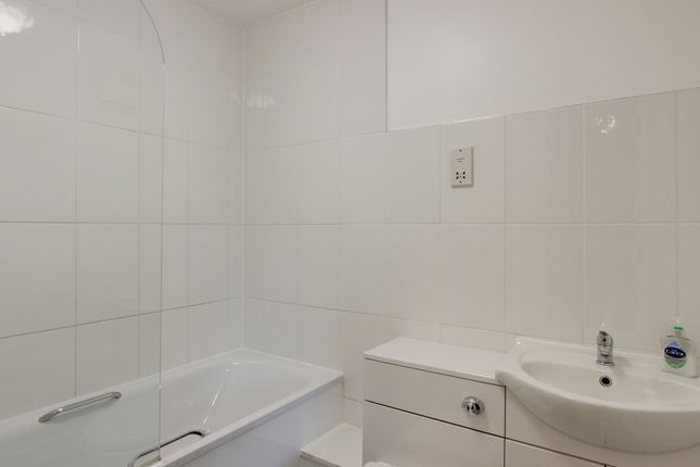 Flat for sale in Admiral Court, Barton Close, Hendon