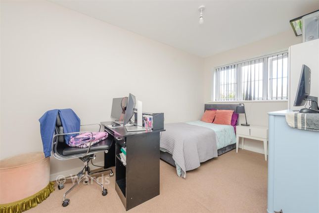 44, Clayhill Gardens, Rochester photo 4
