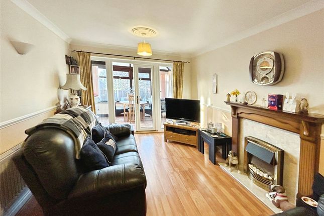 6, Hillside Gardens, Swadlincote photo 3