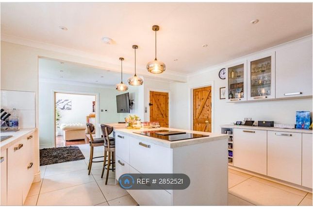 Dartnell Court, West Byfleet photo 4