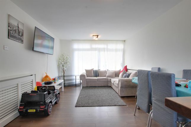 18, Merridene, London photo 2