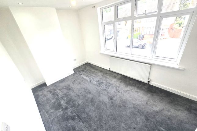 42 Harwood Avenue, Hornchurch photo 5