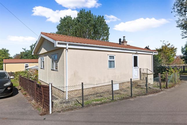 2-bed caravan on 9, Longcast Park, Hunt Hall Lane, Stratford-Upon-Avon, £125,000
