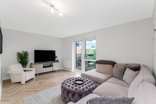 Thumbnail Flat for sale in Shingly Place, Chingford