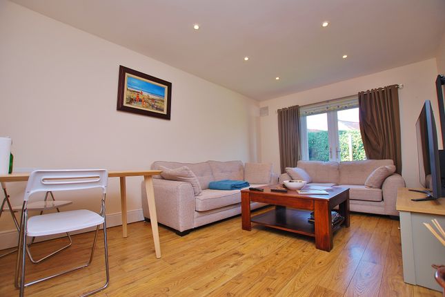 18, Bryanstone Close, Guildford photo 2