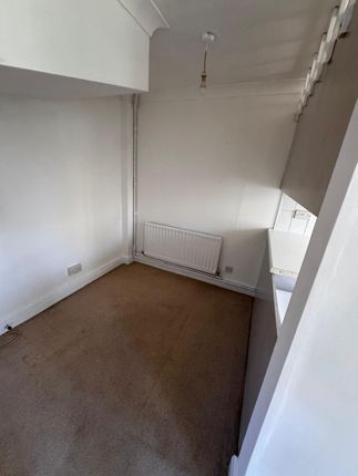 34, Cedar Wood Drive, Watford photo 2