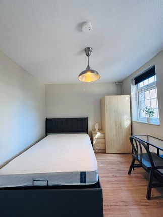 15, Skelton Close, London photo 2