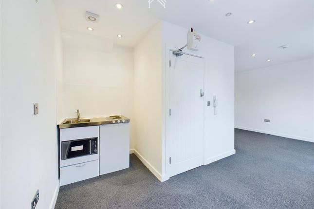 Bamford Avenue, Wembley photo 3