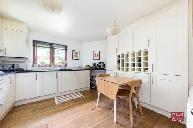 Flat for sale in Midhurst Way, London