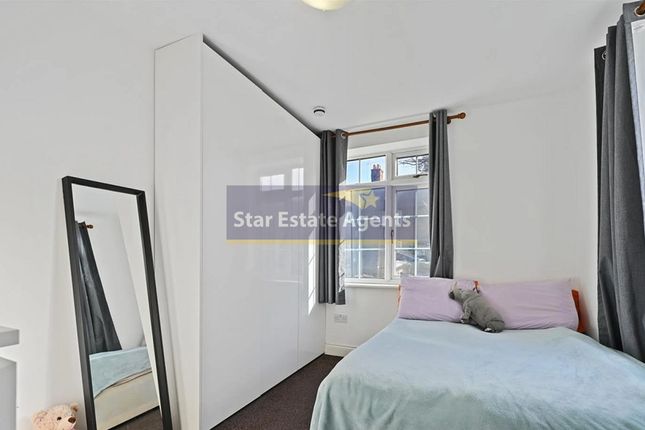 7 Sundew Avenue, London photo 2
