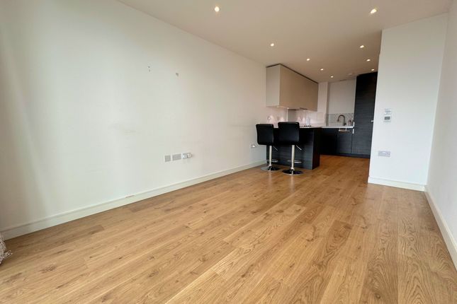 Flat 228, Pinnacle Apartments, Croydon photo 2