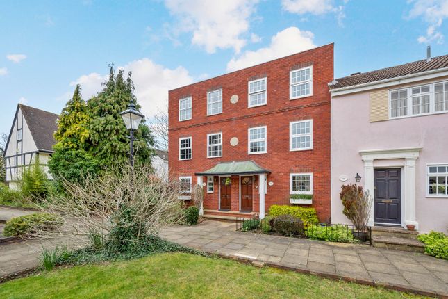 Thumbnail Town house for sale in Belgrave Close, Walton-On-Thames