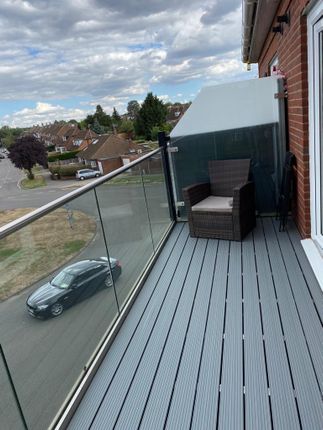 Flat 13, 220 Park Avenue, Bushey photo 3