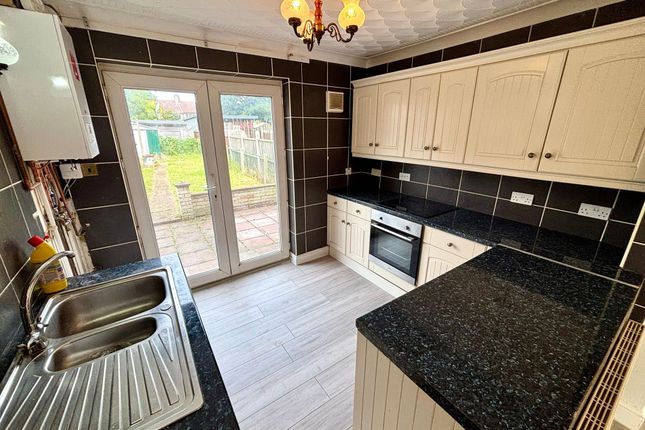 12 Hunters Hall Road, Dagenham photo 4