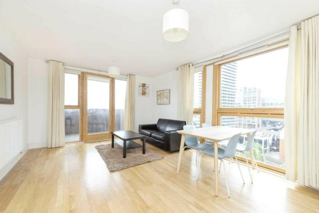 Flat to rent in Mastmaker Road, London