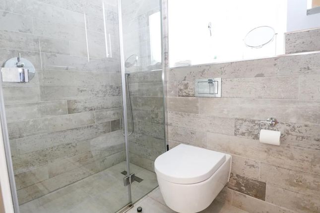 Shower Room 2.Jpeg