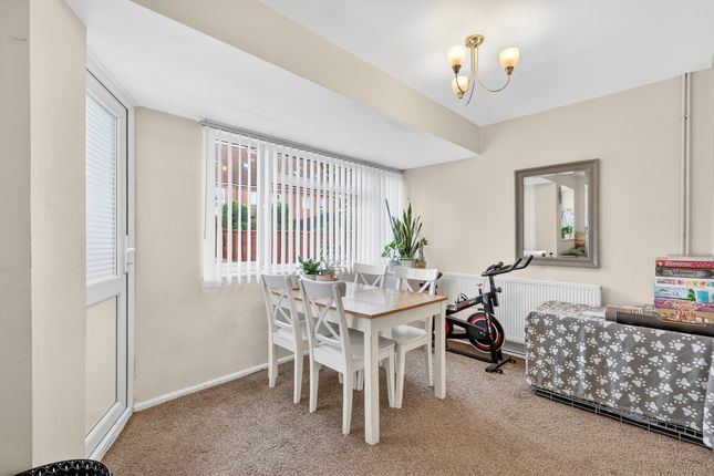 107, The Hatherley, Basildon photo 3
