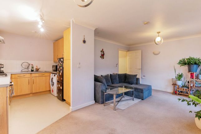 Flat for sale in 17 St. Andrews Road, Croydon