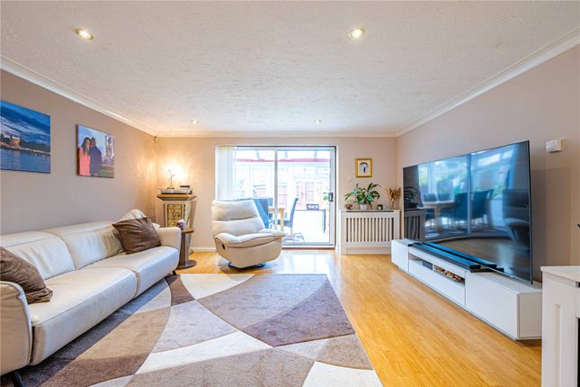 7, Denbigh Close, Hertfordshire photo 2