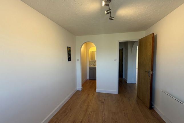 48, Viewfield Close, Greater London photo 4