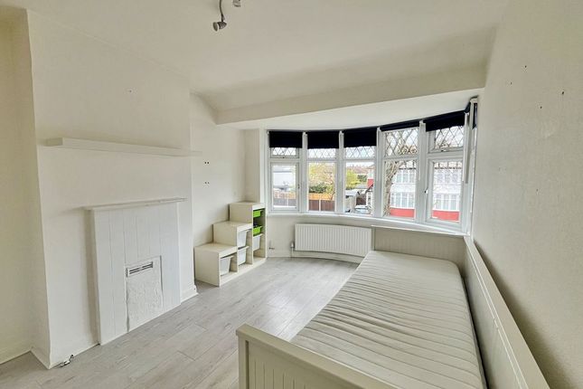 50, Thames Avenue, Greenford photo 4